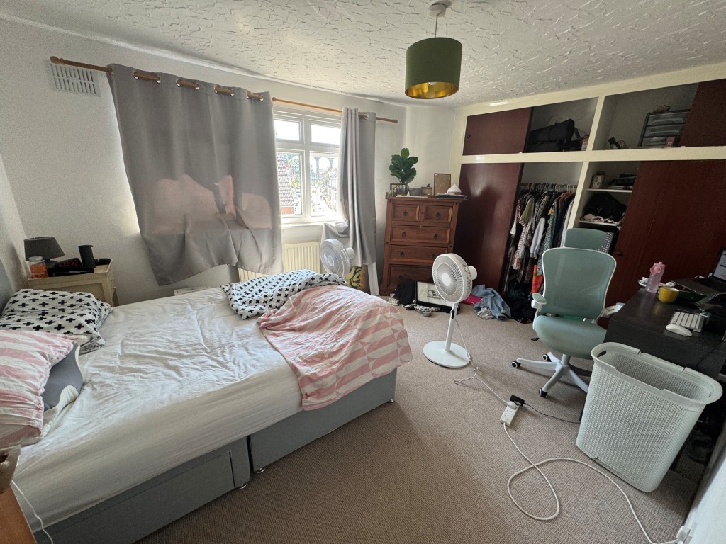 Lot: 193 - COMMERCIAL AND RESIDENTIAL INVESTMENT - Flat - Bedroom 1